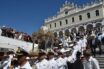 Χρήση μάσκας στις εκκλησίες: Η κυβέρνηση μεταθέτει την ευθύνη στον καθηγητή Τσιόδρα