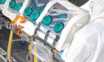 Κοροναϊός: Κρίσιμη η κατάσταση 25χρονου που μεταφέρθηκε με ειδική κάψουλα στην Αθήνα