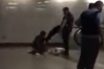 Αστυνομικός κλωτσά άνδρα με γύψο και πατερίτσες στο μετρό Ομονοίας