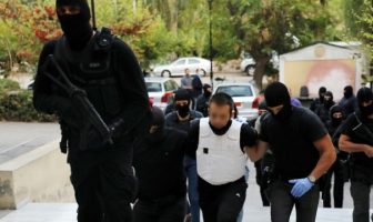 Επιχείρηση Αντιτρομοκρατικής στο Κουκάκι: Προφυλακιστέος ο 42χρονος – Ελεύθεροι οι άλλοι δύο