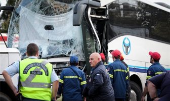 Τροχαίο στην Ακτή Μιαούλη: Απεγκλωβίστηκε ο οδηγός πούλμαν