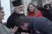Φάουλ Χαρδαλιά: Φίλησε το χέρι του παπά χωρίς μάσκα στην Καρδίτσα