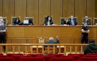 Δίκη Χρυσής Αυγής: Το δικαστήριο αποφασίζει για τις αναστολές