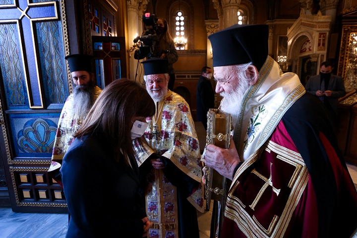 Στη Μητρόπολη Αθηνών η Πρόεδρος της Δημοκρατίας και ο Πρωθυπουργός