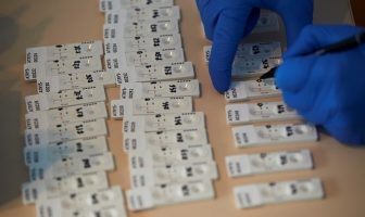 Σαρηγιάννης: Αν ανοίξουν τα σχολεία, θα φτάσουμε τα 2000 κρούσματα
