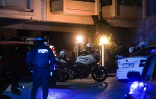 Θεσσαλονίκη: Μολότοφ σε πιτσαρία – Οπαδικές διαφορές “βλέπει” η αστυνομία
