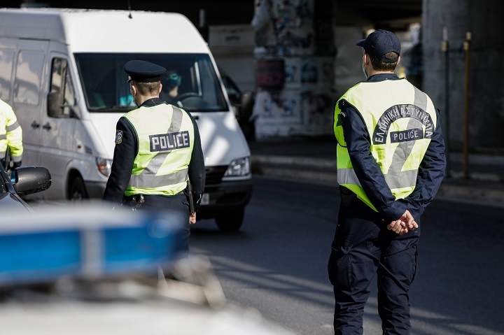 Lockdown: Πόσοι επιβάτες επιτρέπονται από Δευτέρα σε Ι.Χ, ταξί, φορτηγά