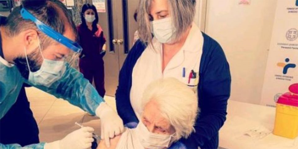 Κορoναϊός – Θεσσαλονίκη: 96χρονη επιζήσασα του Ολοκαυτώματος από τις πρώτες που εμβολιάστηκαν