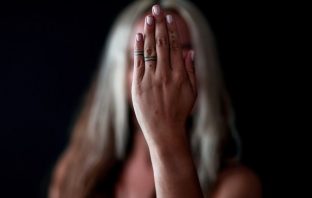 “Δεν είσαι μόνη”: Οι γυναίκες των Βαλκανίων σπάνε τη σιωπή και μιλούν για τη σεξουαλική βία