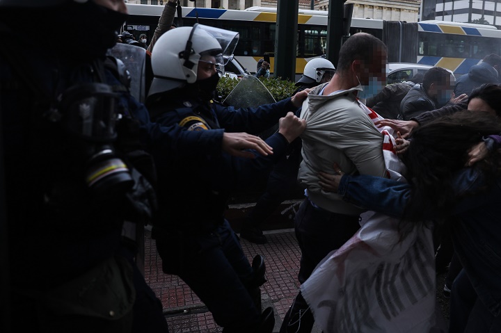 Η Αστυνομία διέλυσε συγκέντρωση για τον Κουφοντίνα – Δακρυγόνα και 18 προσαγωγές