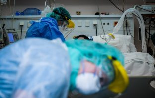 Έρευνα: Δύο στους 100 ασθενείς Covid-19 σε ΜΕΘ παθαίνουν εγκεφαλικό