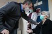 Επίσκεψη Μητσοτάκη σε εμβολιαστικό κέντρο στα Καμίνια: “Το πρόγραμμα προχωράει κανονικά”