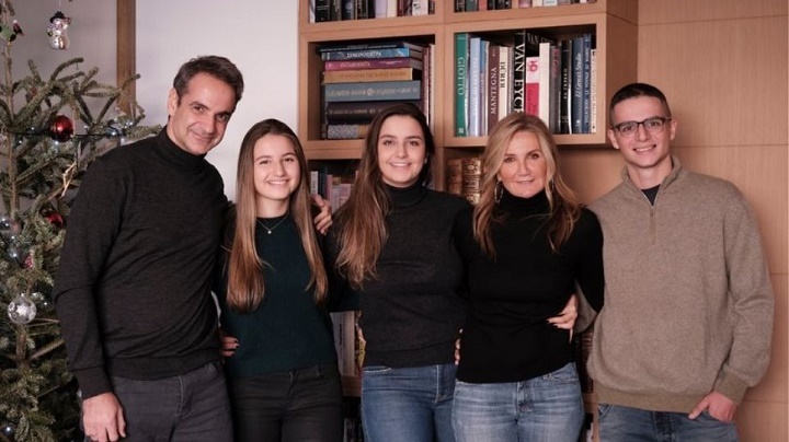 Ευχές Μητσοτάκη για “Καλή Χρονιά” με οικογενειακή φωτογραφία