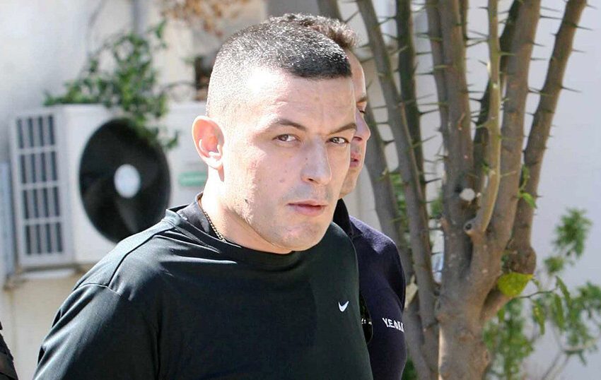 Λαμία: Σταμάτησαν για έλεγχο πολυτελές αυτοκίνητο και βρήκαν τον αδειούχο… Ριζάι