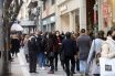 Συνωστισμός και ουρές έξω από καταστήματα σε εμπορικούς δρόμους Αθήνας και Θεσσαλονίκης
