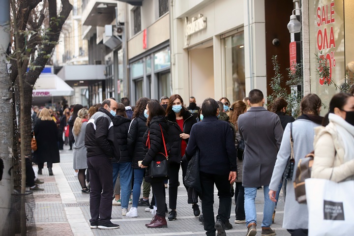 Συνωστισμός και ουρές έξω από καταστήματα σε εμπορικούς δρόμους Αθήνας και Θεσσαλονίκης