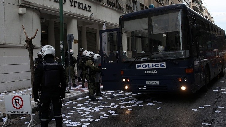 Στη ΓΑΔΑ προσάγονται περίπου 65 άτομα που εισέβαλαν στο υπ. Υγείας σε&hellip;