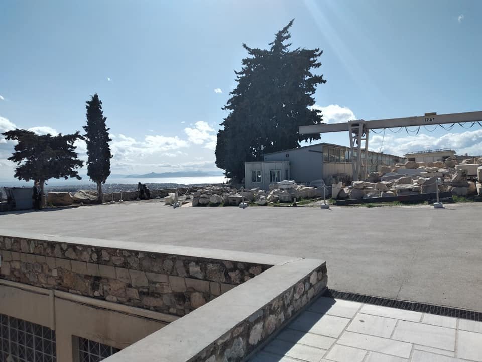 Φωτογραφίες πολιτών από το «τσιμέντωμα» στην Ακρόπολη κατακλύζουν το διαδίκτυο