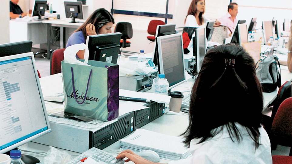 Κόφτης στα κλιματιστικά στις δημόσιες υπηρεσίες: Το κυβερνητικό σχέδιο για εξοικονόμηση ενέργειας