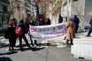 Άνδρες της ΕΛ.ΑΣ. προσήγαγαν γυναίκες που ανήρτησαν πανό κοντά στην τουρκική πρεσβεία