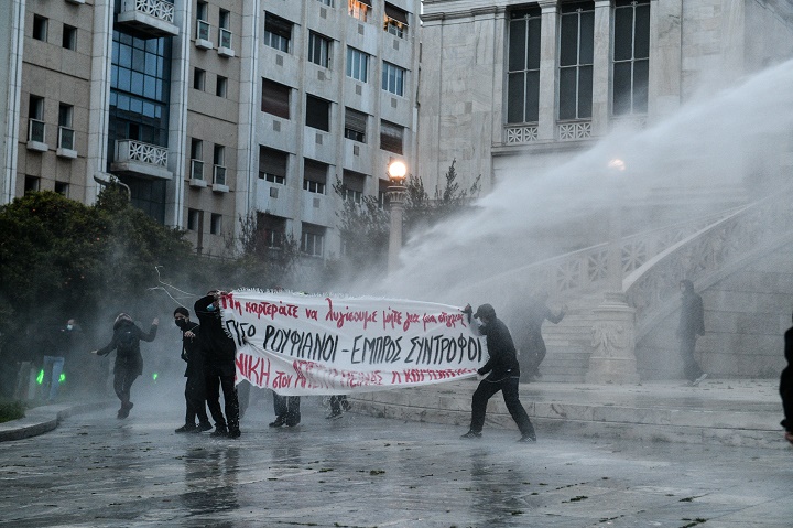 Ρεσιτάλ καταστολής – Διέλυσαν με αύρα και χημικά συγκέντρωση για τον Κουφοντίνα (video και φωτο)