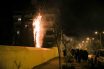 Βίντεο-ντοκουμέντο: Αστυνομικός πετάει μολότοφ στους διαδηλωτές της Νέας Σμύρνης – Οσμή παρακράτους