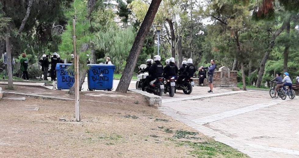 Εικόνες αστυνομικής βίας στην πλατεία Ν. Σμύρνης- Με πρόσχημα τον συνωστισμό, εισβολή δεκάδων αστυνομικών- “Δεχθήκαμε επίθεση” λέει η ΕΛ.ΑΣ (vid)