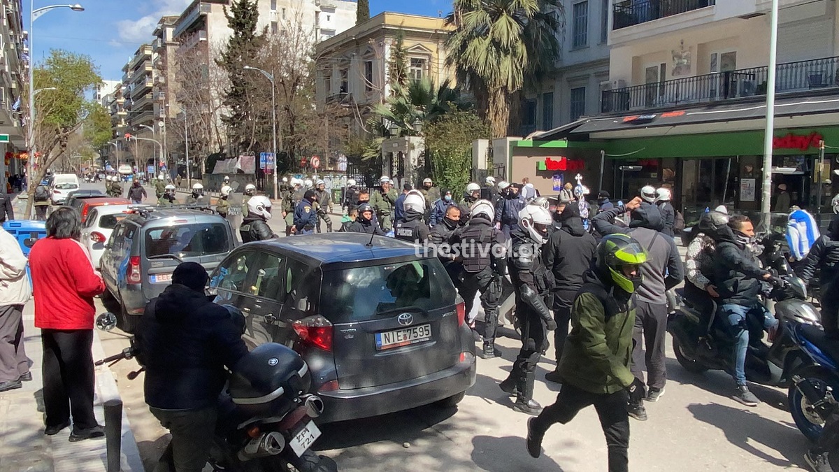 Θεσσαλονίκη: Επεισόδια έξω από κατάληψη αναρχικών – Ακροδεξιοί τους φώναζαν συνθήματα