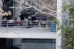 Viral το βίντεο από κορονογλέντι της Τσικνοπέμπτης στο μπαλκόνι του υφυπουργείου Πολιτικής Προστασίας