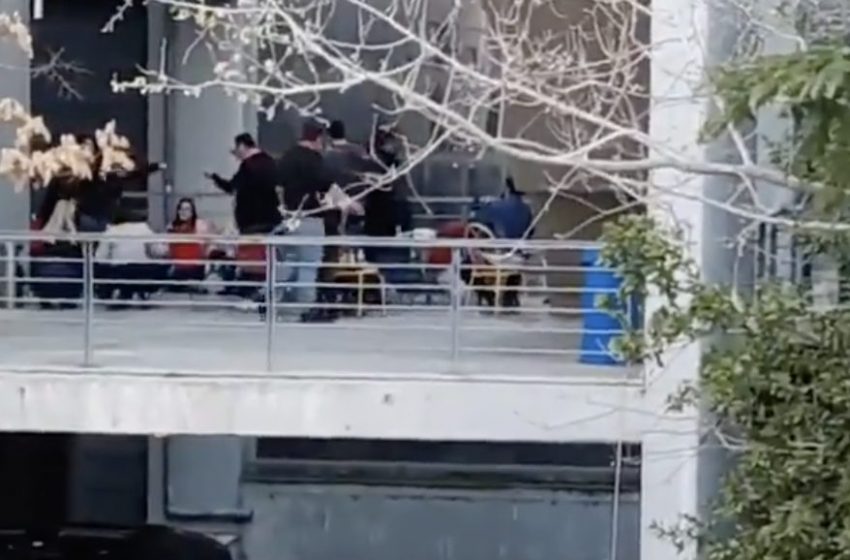Viral το βίντεο από κορονογλέντι της Τσικνοπέμπτης στο μπαλκόνι του υφυπουργείου Πολιτικής&hellip;