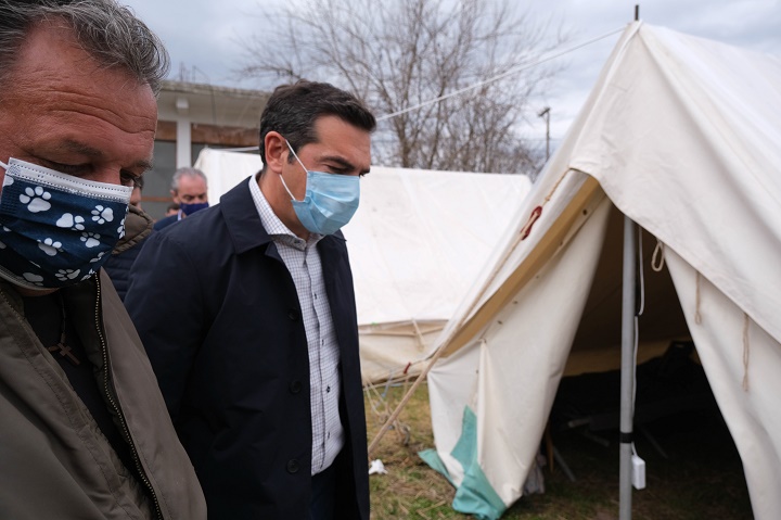 Στις σεισμόπληκτες περιοχές ο Τσίπρας: “Προέχει να δοθούν οι αποζημιώσεις στους πληγέντες”