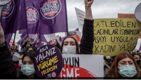 Γυναίκες λένε ότι η ασφάλειά τους “κρέμεται από μια κλωστή” μετά την απόφαση Ερντογάν