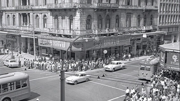 Φωτογραφικό ταξίδι στην Αθήνα του ’60, με τη ματιά της Κατερίνας Ζωιτοπούλου-Μαυροκεφαλίδου