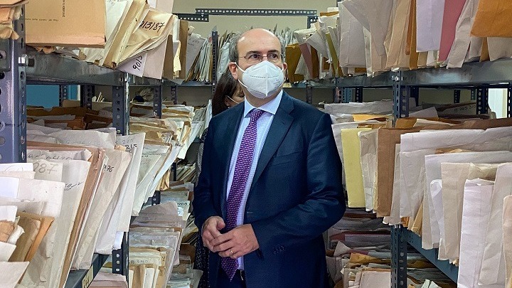 Επίσκεψη Κ. Χατζηδάκη σε υποκατάστημα του ΕΦΚΑ: Kληρονομήσαμε από το παρελθόν την «Kόπρο του Αυγείου»