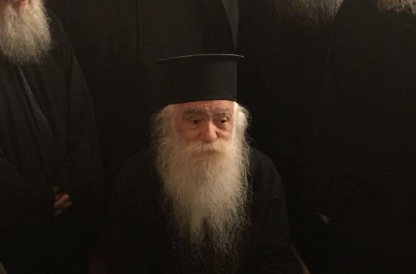 “Έφυγε” ο εμβληματικός ιερέας των Εξαρχείων Ανανίας Κουστένης