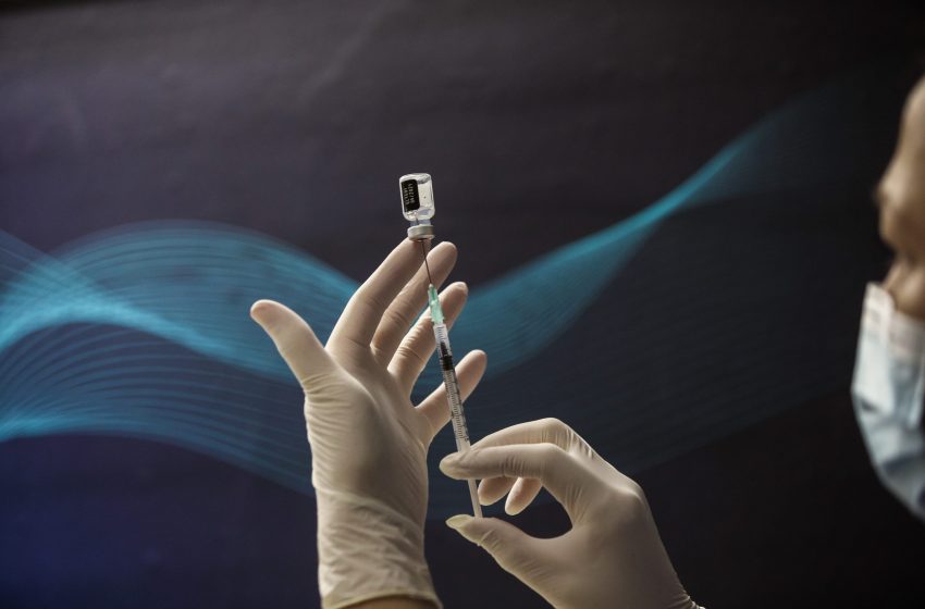 Βρετανία: Έκκληση των επιστημόνων να επιταχυνθούν οι εμβολιασμοί