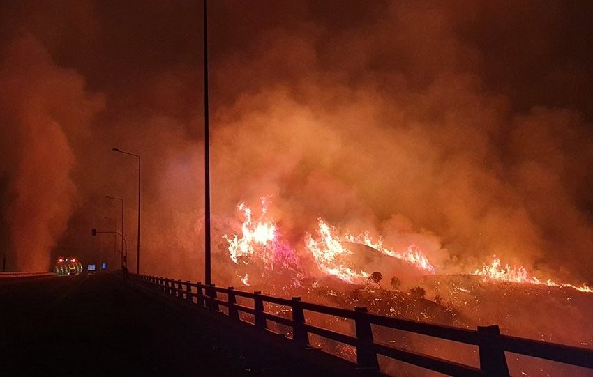 Φωτιά στη Νέα Μάκρη σε μικρή απόσταση από σπίτια