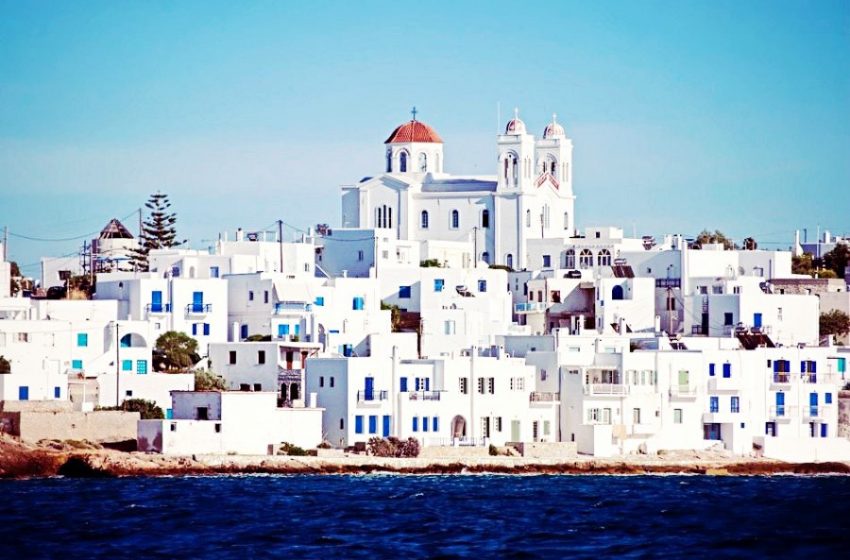 Τα σπίτια στις Κυκλάδες είναι γαλανόλευκα λόγω… πανδημίας