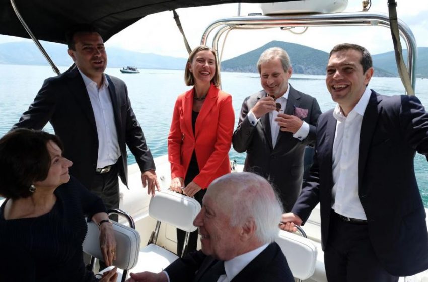 Η ιστορική φωτογραφία που “κόπηκε” από την Έκθεση για τα 40 χρόνια της Ελλάδας στην Ε.Ε.