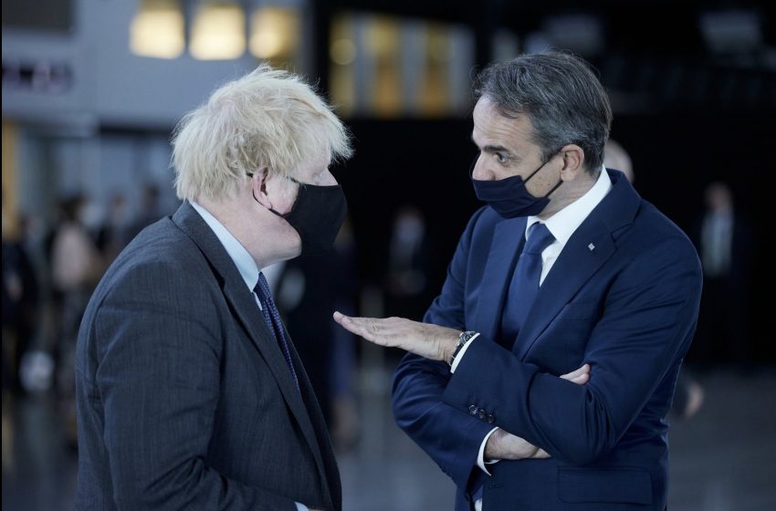 Συναντήσεις Μητσοτάκη με Μπόρις Τζόνσον και Εντι Ράμα στο… πόδι!