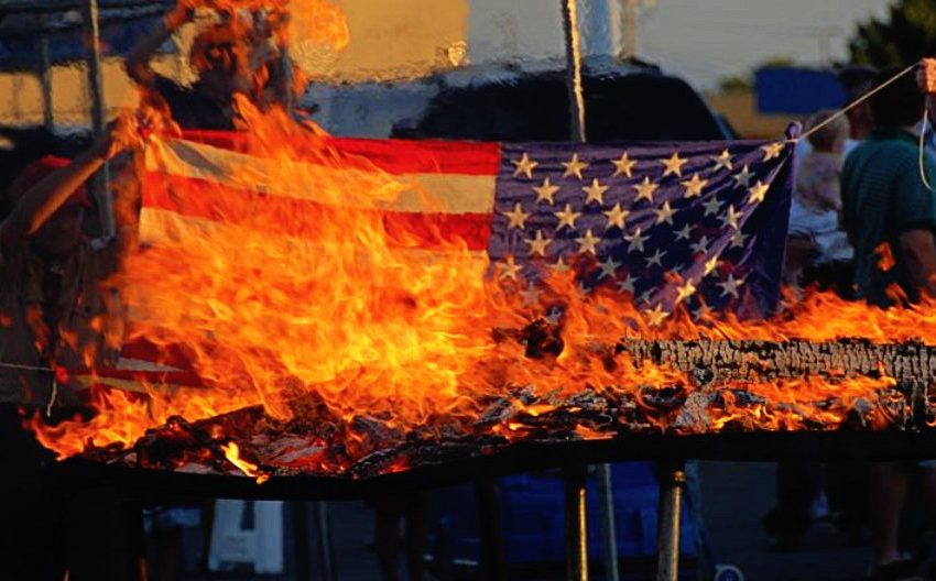 Να κάψουμε Σημαία;