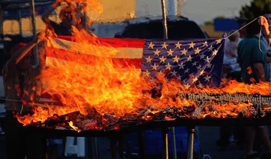 Να κάψουμε Σημαία;