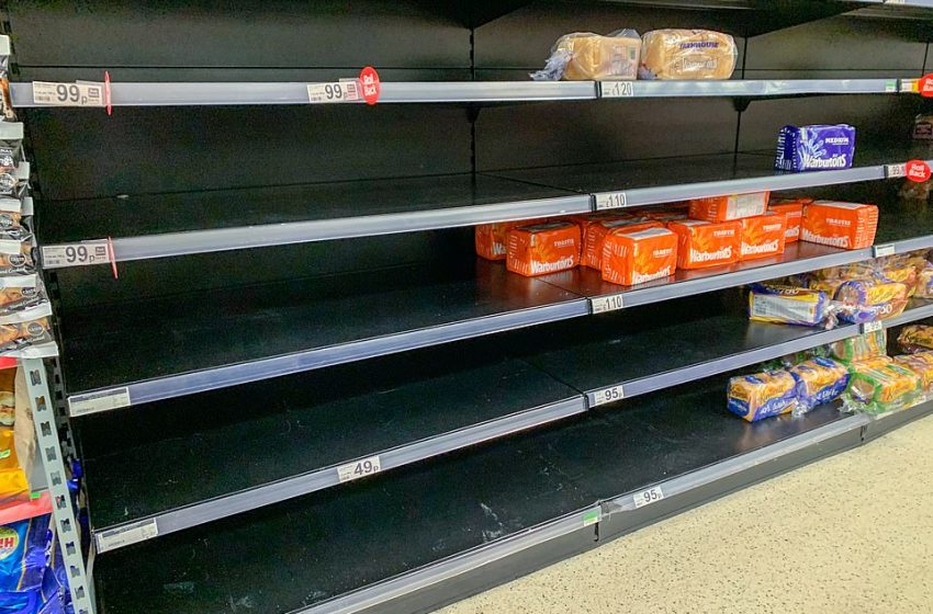 Μεγάλη Βρετανία: Πανικόβλητοι οι πολίτες αδειάζουν τα ράφια των σούπερ μάρκετ – Φωνές για παρέμβαση του στρατού