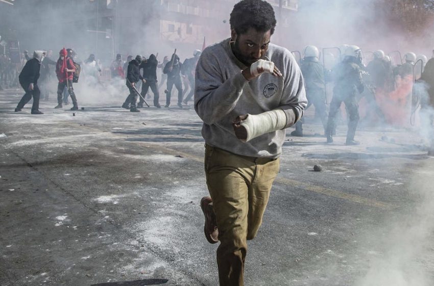 Netflix: Ο John David Washington τρώει δακρυγόνα στην Ελλάδα – Το trailer του Beckett