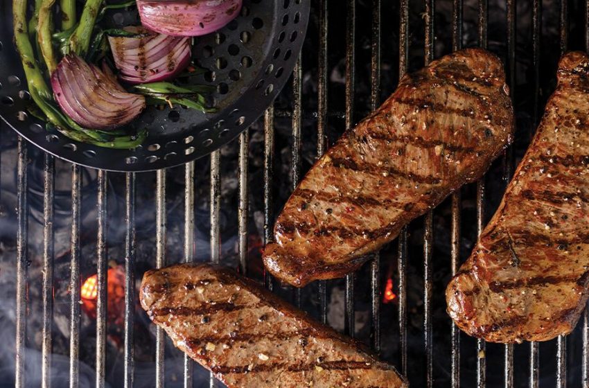 Οι μπριζόλες και οι ανέμελες διακοπές δεν αποτελούν πολιτική κριτική