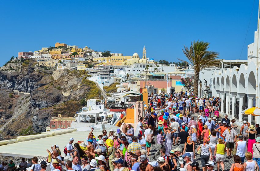 Ο υπερ-τουρισμός βλάπτει τους φυσικούς πόρους της Σαντορίνης