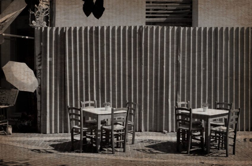 Τραπεζάκια μέσα-έξω