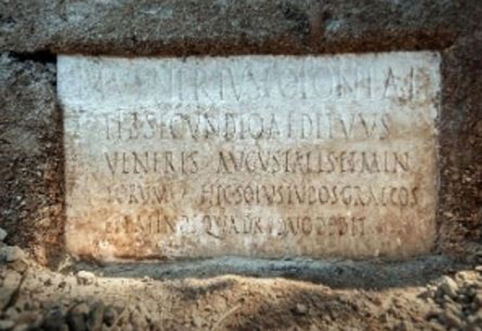 archaiologiki-anakalypsi-stin-pompiia-anevainan-theatrikes-parastaseis-sta-ellinika2