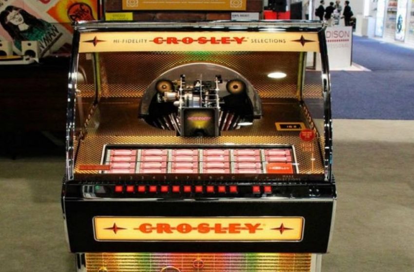 Κάτι χαλασμένα τζουκ-μποξ θα παίζουν πάντα τα τραγούδια μας