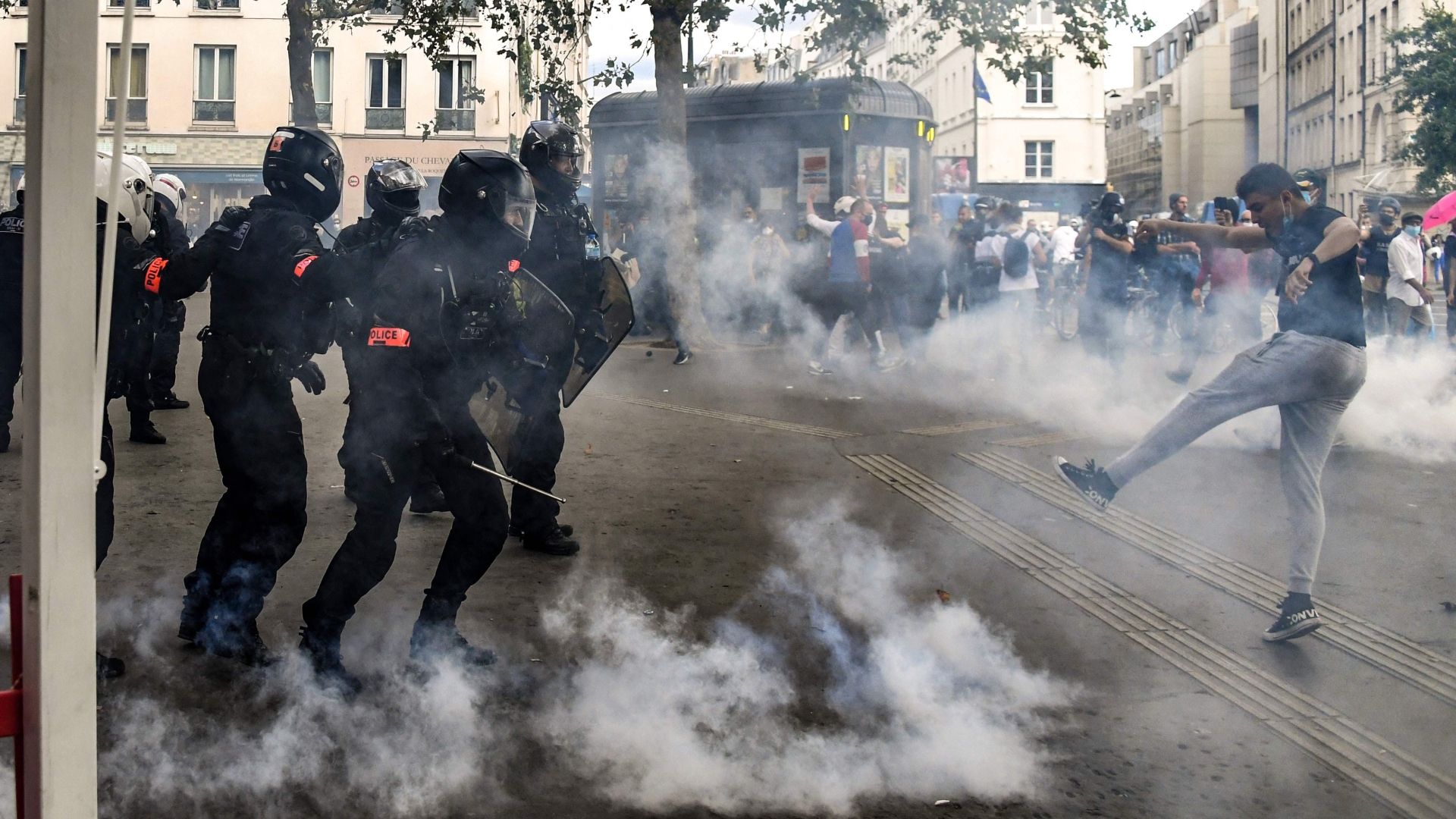 Paris police fire tear gas as anti-vaccine protests swell - The Washington Post